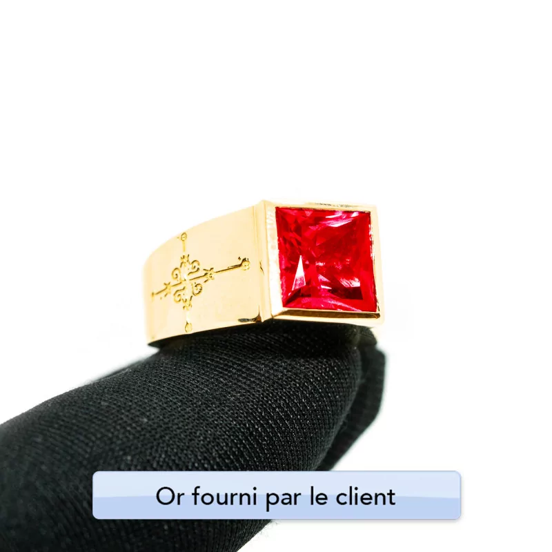 Achetez le bijoux Chevalière Red Stone - Or 18K chez Dreamgold Paris