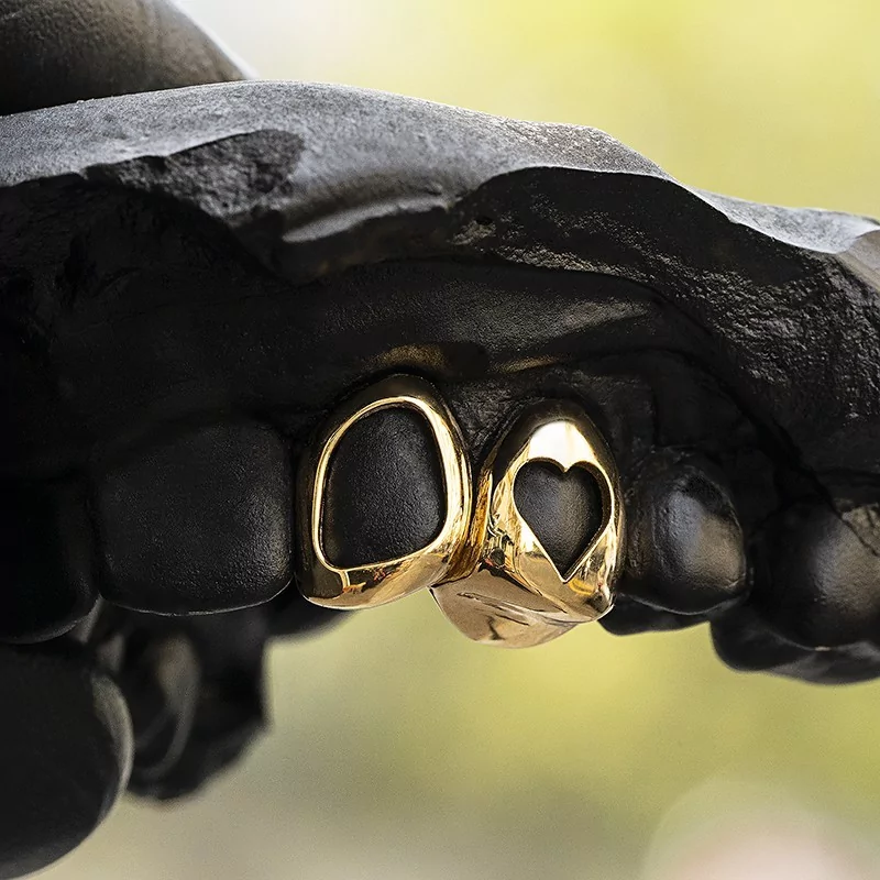 Achetez le bijoux Grillz 2 dents open face et motif - Or 18K chez Dreamgold Paris