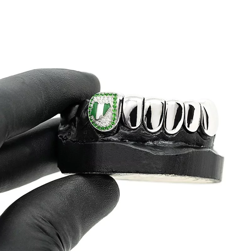 Achetez le bijoux Grillz 8 dents (Diamants et Emeraudes) - Or 18K chez Dreamgold Paris